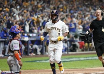 Jackson Chourio brilla en la postemporada con los Cerveceros