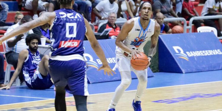 Jassel Pérez guía a los Titanes a un juego del primer lugar en la LNB