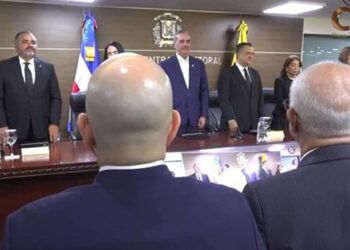 JCE entregó la nueva cédula al presidente Luis Abinader