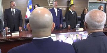 JCE entregó la nueva cédula al presidente Luis Abinader