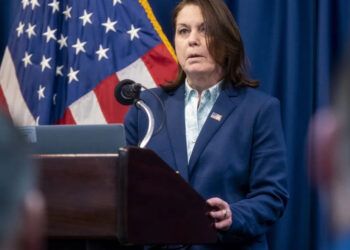 Jefa del Servicio Secreto asume responsabilidad por atentado a Trump sin renunciar