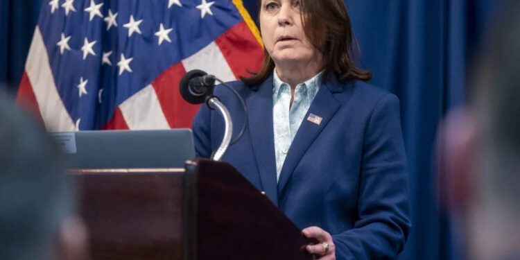Jefa del Servicio Secreto asume responsabilidad por atentado a Trump sin renunciar