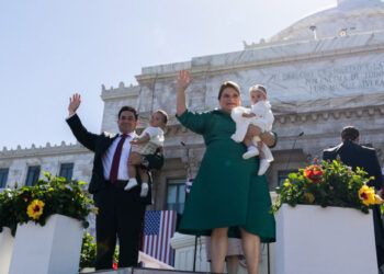 Jenniffer González Colón asume como gobernadora de Puerto Rico en medio de crisis eléctrica