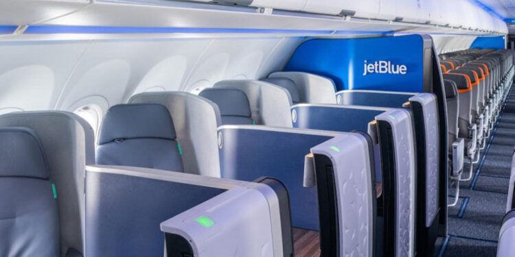 JetBlue multada con US$2 millones por retrasos crónicos en vuelos