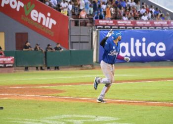 Johnson y Lawlar brillan en el primer triunfo del Licey