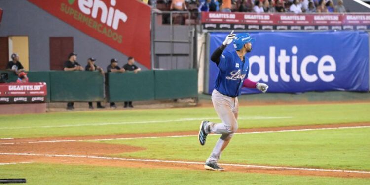 Johnson y Lawlar brillan en el primer triunfo del Licey