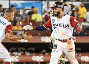 Jonrón de Leury García decide victoria de Gigantes sobre Águilas