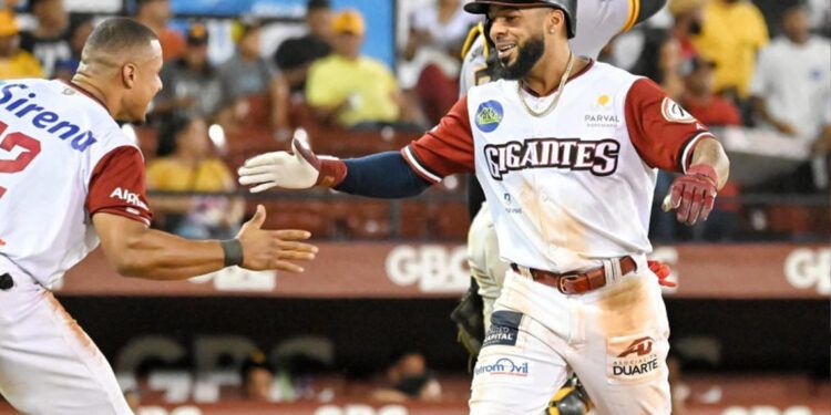 Jonrón de Leury García decide victoria de Gigantes sobre Águilas