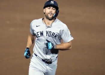 Jonrón de Stanton en la 10ma da triunfo a Yankees sobre Rays 6-4