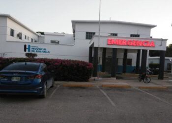 Joven muere al caer en motocicleta tras salir del río en Pedernales