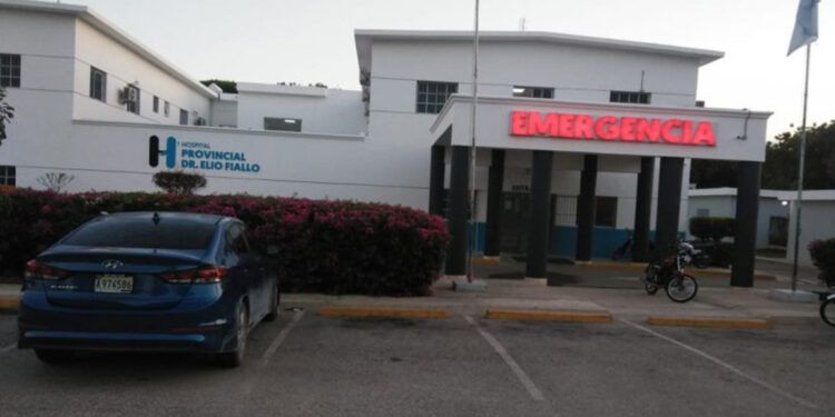 Joven muere al caer en motocicleta tras salir del río en Pedernales