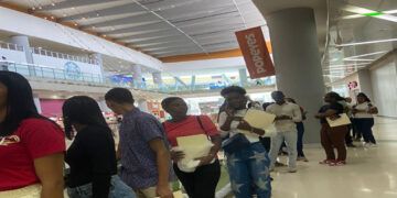 Jóvenes buscan oportunidades en la Feria de Empleo de CENAPEC