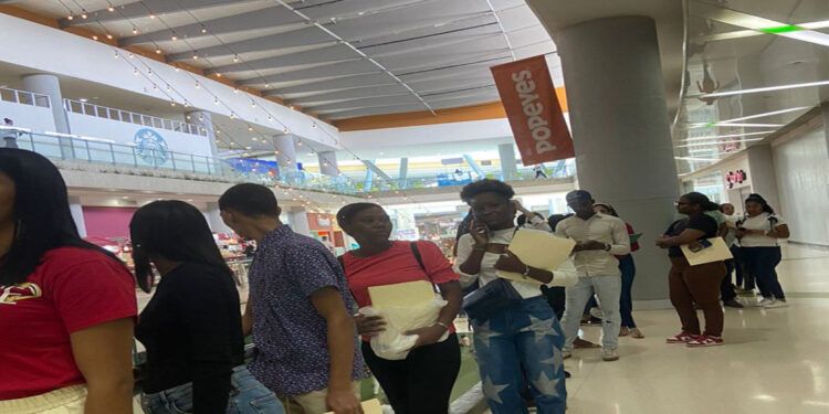 Jóvenes buscan oportunidades en la Feria de Empleo de CENAPEC