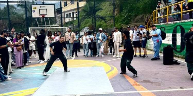 Jóvenes transforman la Comuna 13 con arte urbano