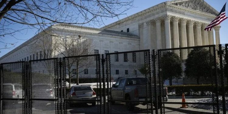 Juez Alito se opone al bloqueo de deportación de venezolanos