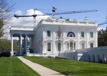 Juez ordena frenar obra en la Casa Blanca de Trump