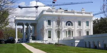 Juez ordena frenar obra en la Casa Blanca de Trump