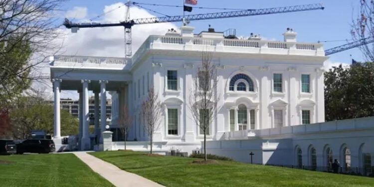 Juez ordena frenar obra en la Casa Blanca de Trump