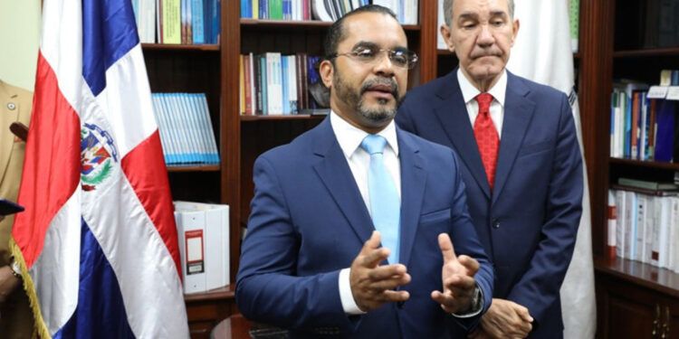Juramentan a Jimmy Rosario como nuevo rector del ITLA
