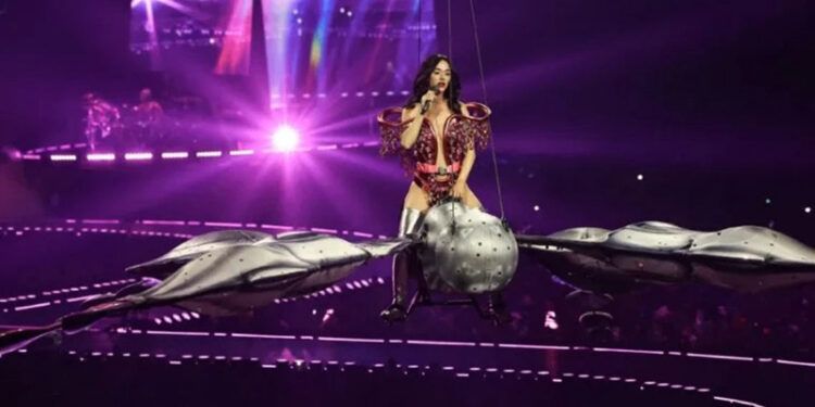 Katy Perry sufre susto por falla técnica en concierto