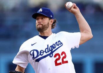 Kershaw domina a Scherzer en triunfo de Dodgers sobre Azulejos