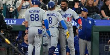 Kiké Hernández da jonrón y Dodgers vencen 3-2 a Marineros