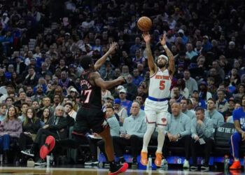 Knicks aplastan a Sixers con show de José Alvarado