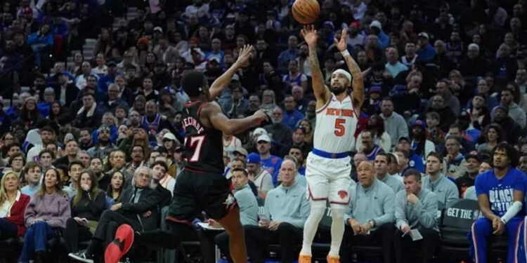 Knicks aplastan a Sixers con show de José Alvarado