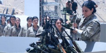 Kurdos del PKK queman sus armas en Irak como gesto de paz
