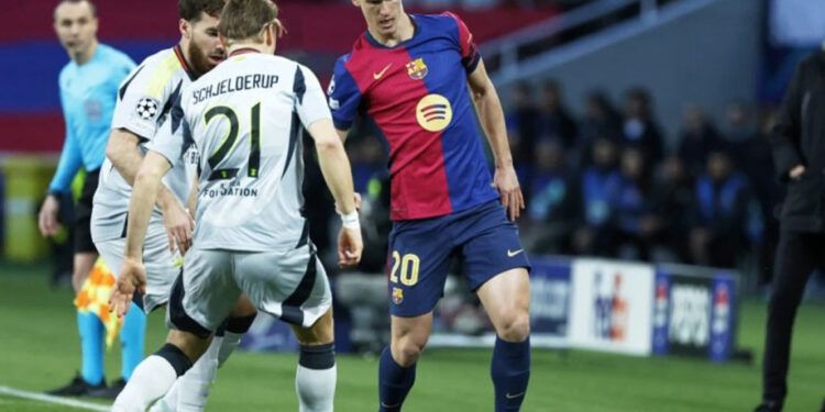 La Liga apela decisión que permite al Barça retener a Olmo y Víctor