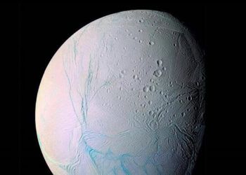 La luna Encélado podría albergar vida bajo su superficie helada