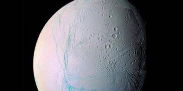 La luna Encélado podría albergar vida bajo su superficie helada
