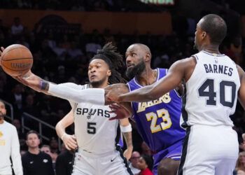 Lakers caen ante Spurs sin Wembanyama en la Copa NBA