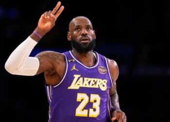 LeBron James, el más veterano con triple doble en la NBA