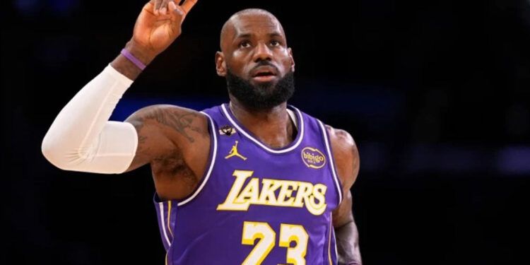 LeBron James, el más veterano con triple doble en la NBA