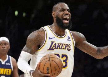 LeBron James insta a votar por Kamala Harris en elecciones clave