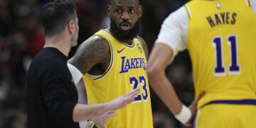 LeBron James renueva con Lakers por un año y US$52.6 millones