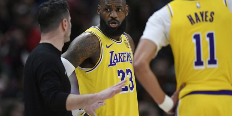 LeBron James renueva con Lakers por un año y US$52.6 millones
