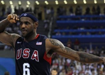 LeBron James salva al "Dream Team" de otra derrota