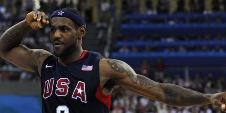 LeBron James salva al "Dream Team" de otra derrota