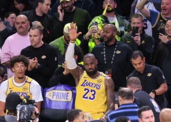 LeBron supera 50 mil puntos y Lakers brillan con Doncic