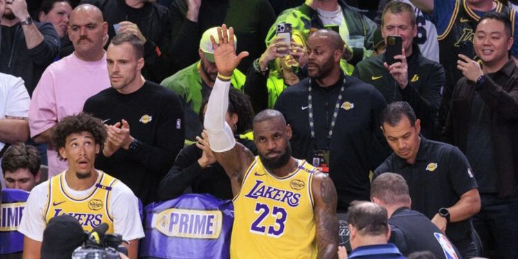 LeBron supera 50 mil puntos y Lakers brillan con Doncic