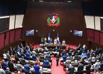 Legisladores insisten en mantener cesantía laboral