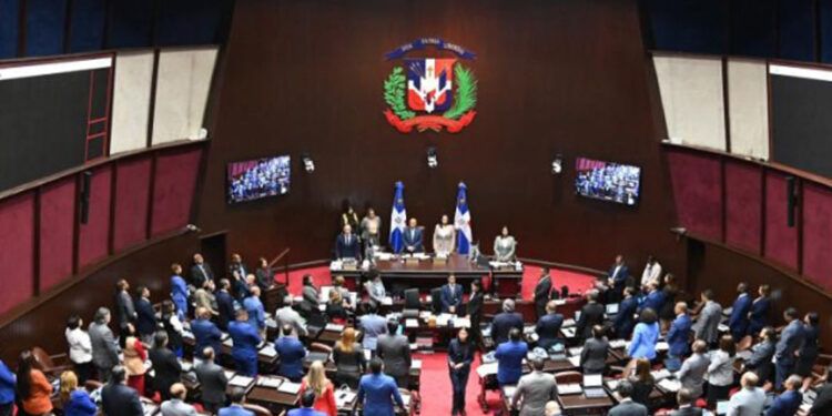 Legisladores insisten en mantener cesantía laboral