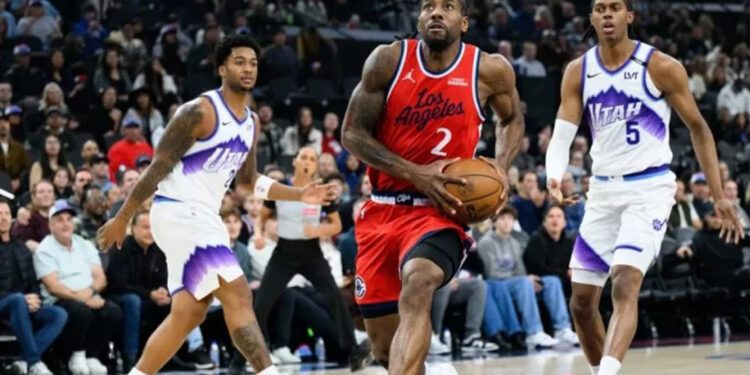 Leonard anota 45 puntos y Clippers suman sexta victoria seguida