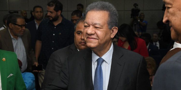 Leonel advierte que vetar giros a la izquierda causará caos vial