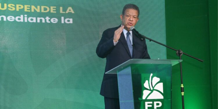 Leonel Fernández califica como "bombazo fiscal" la reforma del Gobierno