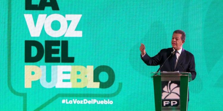Leonel Fernández pide consenso para evitar crisis fiscal