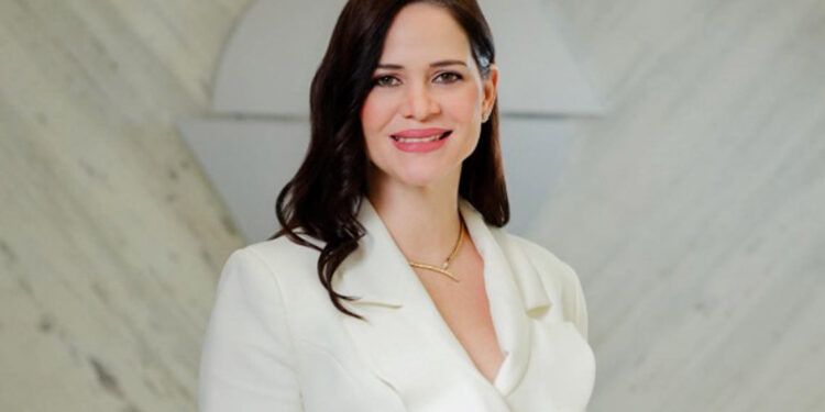 Lexy Collado asume presidencia de Inversiones Santa Cruz
