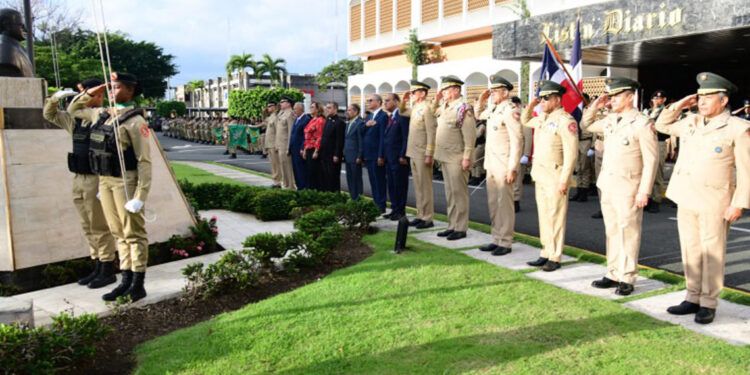 Listín Diario honra símbolos patrios con desfile y homenaje